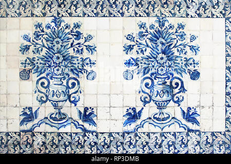 Les carreaux de céramique traditionnels portugais bleu azulejos. Façade, décoration murale de l'ancien bâtiment de l'université de Coimbra, Portugal. Avec l'arrière-plan décoratif Banque D'Images