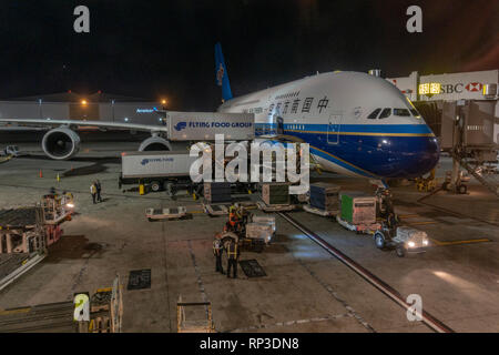 Une Chine du sud de l'Airbus A380 d'être chargés à une porte dans l'Aéroport International de Los Angeles (LAX), California, United States. Banque D'Images