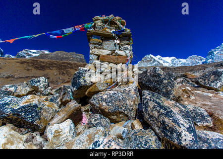 Les drapeaux de prières commencer un culte sur le trek en direction de Mt. Everest, Népal Banque D'Images