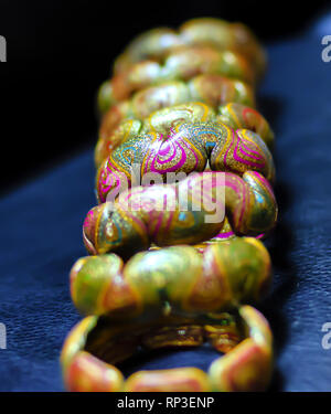 Une libre/gros plan d'un assortiment de couleurs à la main/lac/laque colorée bangles de Laad Bazaar, Hyderabad, Inde, Telangana. Banque D'Images