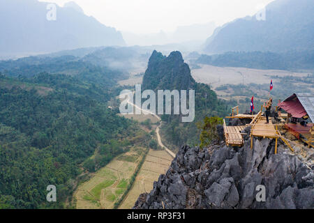 (Vue de dessus) Superbe vue aérienne de certains touristes prendre des photos du superbe panorama de la Nam Xay viewpoint à Vang Vieng, Laos. Banque D'Images