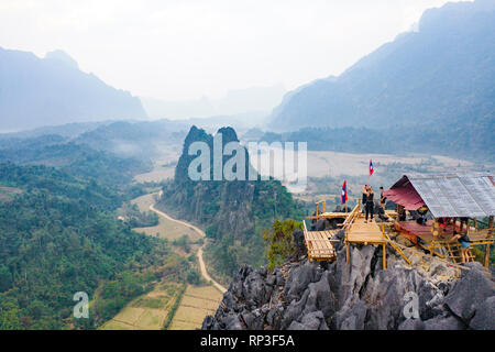 (Vue de dessus) Superbe vue aérienne de certains touristes prendre des photos du superbe panorama de la Nam Xay viewpoint à Vang Vieng, Laos. Banque D'Images