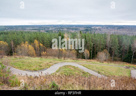 Fragment d'une route de haute altitude dans les montagnes en Finlande à l'automne. Banque D'Images