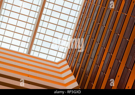 À la recherche jusqu'à l'intérieur du hall de l'hôtel Westin Hyderabad Mindspace, un hôtel 5 étoiles à Hyderabad, Inde, Telangana. Banque D'Images