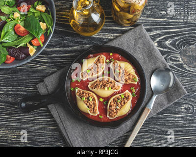 Pâtes cuites conchiglioni farci de viande hachée, sauce tomate Banque D'Images