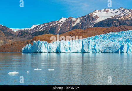 Le Glacier Grey en été avec des icebergs au lac Grey et de la cordillère des Andes, le parc national Torres del Paine, Puerto Natales, en Patagonie, au Chili. Banque D'Images