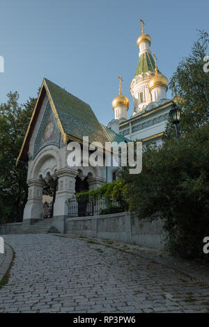 Route pavée mène à de belles Saint Nikolas Eglise Russe, Sofia, Bulgarie. Fin d'après-midi met en lumière trois dômes oignon 'OR' et l'assiette Banque D'Images