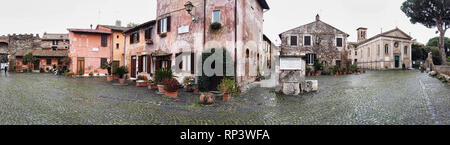 Ostia Antica Rome, Italie - 24 janvier 2019 : Présentation du village médiéval d'Ostia Antica à partir de l'ancienne porte de la basilique de Saint' Aurea dans Banque D'Images