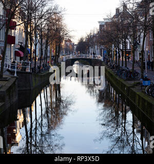 Un birdge au canal Oude Delft à Delft, aux Pays-Bas. Le canal est le plus ancien de la ville. Banque D'Images