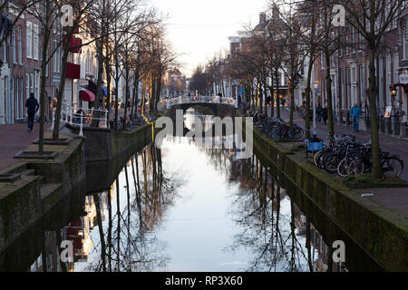 Un birdge au canal Oude Delft à Delft, aux Pays-Bas. Le canal est le plus ancien de la ville. Banque D'Images