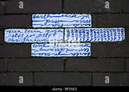 Bleu de Delft (Delfts Blauw) minéral dans la chaussée à Delft, aux Pays-Bas. La fabrication de poteries peintes dans la ville remonte à l'un d'or hollandais Banque D'Images