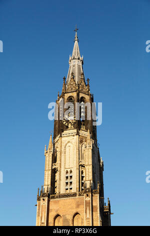 La flèche de la Nieuwe Kerk (nouvelle église) à Delft, aux Pays-Bas. La tour s'élève à plus de 108 mètres de hauteur. Banque D'Images