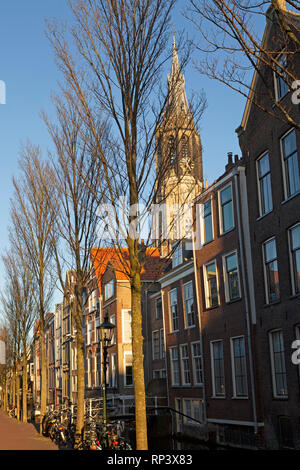 La flèche de la Nieuwe Kerk (nouvelle église) à Delft, aux Pays-Bas. La tour s'élève à plus de 108 mètres de hauteur et de pics sur les bâtiments Banque D'Images