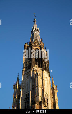 La flèche de la Nieuwe Kerk (nouvelle église) à Delft, aux Pays-Bas. La tour s'élève à plus de 108 mètres de hauteur. Banque D'Images