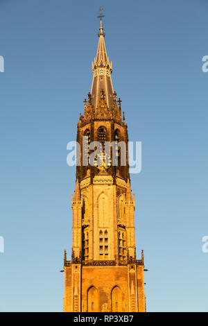 La flèche de la Nieuwe Kerk (nouvelle église) à Delft, aux Pays-Bas. La tour s'élève à plus de 108 mètres de hauteur. Banque D'Images