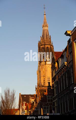 La flèche de la Nieuwe Kerk (nouvelle église) à Delft, aux Pays-Bas. La tour s'élève à plus de 108 mètres de hauteur et plus de pics or néerlandais buildi Banque D'Images