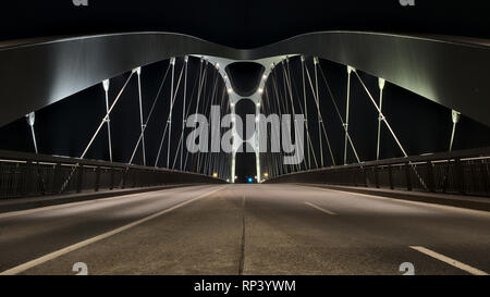 Vue de l'intérieur du pont Osthafen de Francfort, en Allemagne, dans la nuit. Banque D'Images