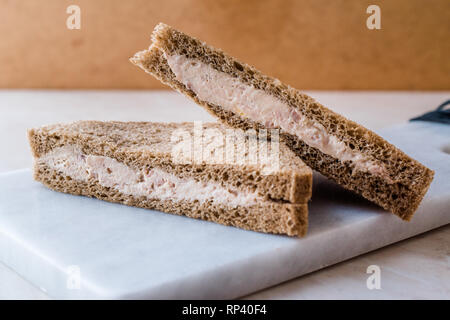 Lumière Triangle avec de la pâte de poisson Thon Sandwich sur en conseil. Le fast food. Banque D'Images