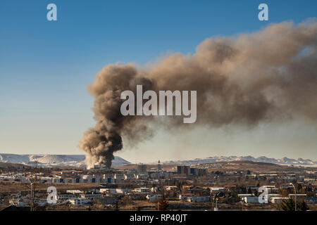 La fumée d'un immeuble en feu, vu de loin, Reykjavik, Islande Banque D'Images