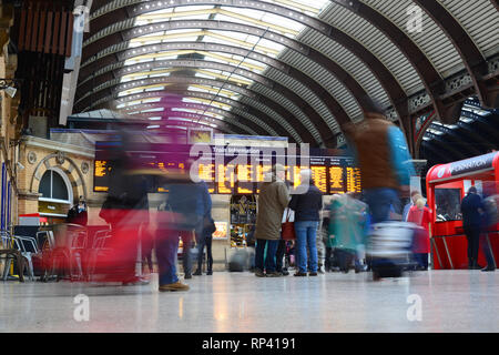 Les passagers à l'exposition à l'heure de départ et d'arrivée numérique écrans à la gare de York Royaume-Uni Banque D'Images