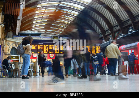 Les passagers à l'exposition à l'heure de départ et d'arrivée numérique écrans à la gare de York Royaume-Uni Banque D'Images