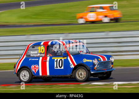 David Kirkpatrick dans sa course du championnat Super Mighty Minis arrivant à Snetterton en 2018, Norfolk, Royaume-Uni. Banque D'Images