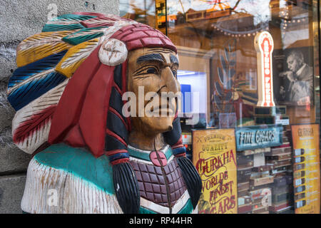 Magasin de cigares en bois statue indienne , SoHo, NYC, USA Banque D'Images