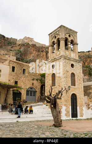 Place principale avec l'Église du Christ dans les chaînes (Elkomenos Christos), Monemvasia, Grèce Banque D'Images