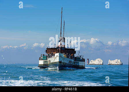 La cuisson vapeur à aubes SS Waverley en avant toute sur les aiguilles, île de Wight, Royaume-Uni 19/9/2015 Banque D'Images