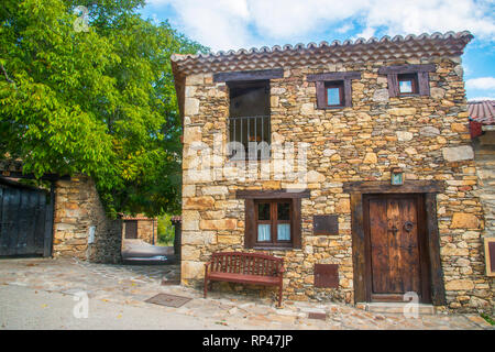 Façade de maison rurale. Horcajo de la Sierra, province de Madrid, Espagne. Banque D'Images