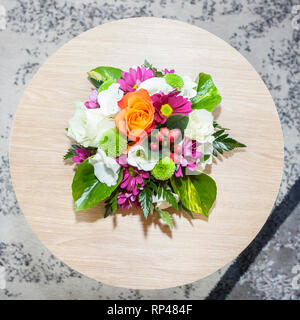 Superbe bouquet coloré avec des roses et fleurs de lisianthus Vue de dessus sur la table en bois. Arrangement de fleurs. Beauté, fraîche. Banque D'Images
