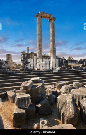 Photo des étapes et les colonnes des ruines de l'antique grecque Ionienne Didymes Temple d'Apollon & accueil à l'Oracle d'Apollon. Aussi connu sous le nom de Di Banque D'Images