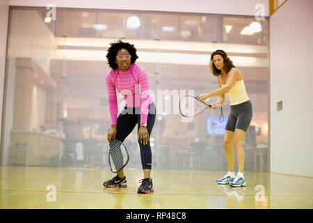 Deux femmes jouer racquetball ensemble. Banque D'Images