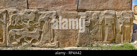 Photos et images orthostat sculpté relief Hittite décoratifs du Sphinx Gate. Panneau de gauche représente un homme conduisant des chèvres pour être sacrifié (droite) un roi Banque D'Images