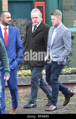 Brian Davies (centre), 62 feuilles, Cour des magistrats de Cardiff où il nie les accusations de harcèlement racial aggravé causant, alarme ou de détresse. M. Davies est présumé avoir habillé en noir et blanc de harpe au cours d'une partie des œuvres et chanta dans le visage d'un employé noir pour se moquer d'elle. Banque D'Images