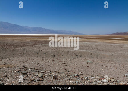 Les visiteurs de marcher à travers le sel casserole dans le bassin de Badwater, le point le plus bas dans la Death Valley National Park, California, United States. Banque D'Images