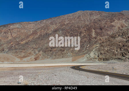 Afficher le nord le long de la route vers le bassin de Badwater Badwater (le virage), Death Valley National Park, California, United States. Banque D'Images