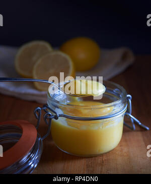 Le lait caillé de citron avec une cuillère d'un éclairage naturel Banque D'Images