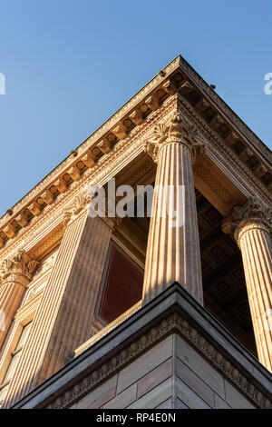 Berlin, Allemagne - 18 septembre 2018 : colonnes de l'Alte Nationalgalerie, ancienne Galerie Nationale sur l'île des Musées Banque D'Images