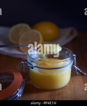 Le lait caillé de citron avec une cuillère d'un éclairage naturel Banque D'Images