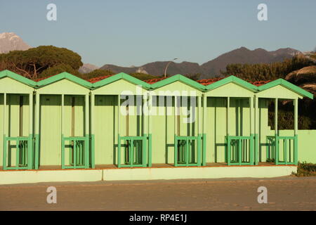 Cabines verte convient aux vestiaires. bathhouse en Toscane. maisons alignées dans une ligne précise. créé dans le bois Banque D'Images