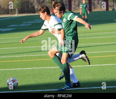 Deux joueurs s'affrontent pendant que les combats pour la balle lors d'un match de soccer boys high school à Woodforest Bank Stadium à Shenandoah, Texas. Banque D'Images