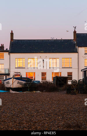 Soleil levant reflète dans les fenêtres de l'Hôtel White Lion sur Mer à Aldeburgh dans Suffolk sur un matin de février Banque D'Images