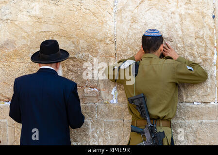 Jérusalem - 6 mai : Un homme non identifié et soldat israélien prier au Mur des Lamentations, lieu saint du judaïsme, dans la vieille ville de Jérusalem le 6 mai 20 Banque D'Images