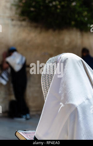 Jérusalem - 6 mai : Un homme non identifié portant un châle de prière brodé argent prie au Mur des Lamentations, lieu saint du judaïsme, le 6 mai 2016 dans Banque D'Images