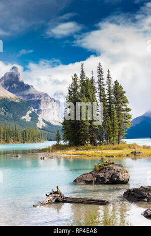 8 septembre 2016, JASPER NATIONAL PARK, ALBERTA, CANADA : Île Spirit, sacré pour les Premières Nations du Canada, au milieu du lac Maligne sur un beautifu Banque D'Images