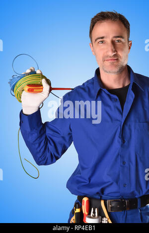 Avec l'arrière-plan avec des outils d'électricien en uniforme et l'équipement électrique et le fond bleu. Vue de face. Composition verticale. Banque D'Images