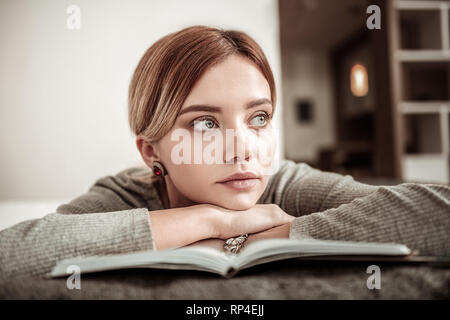 Blue-eyed woman ayant un peu de repos après avoir fait un plan d'affaires Banque D'Images