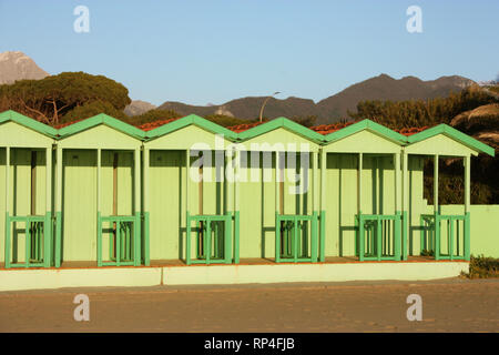 Cabines verte convient aux vestiaires. bathhouse en Toscane. maisons alignées dans une ligne précise. créé dans le bois Banque D'Images