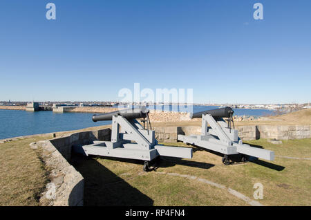 Deux canons à l'ère de la guerre révolutionnaire Fort Phoenix State Park à Fairhaven, MA près de la barrière d'ouragan et entrée au port de New Bedford Banque D'Images